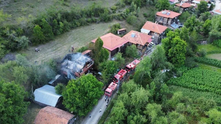 Alevlere teslim olan iki katlı ev kullanılamaz hale geldi