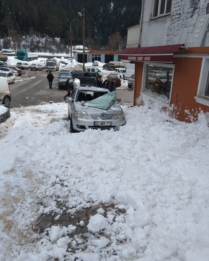 Kastamonu’da çatıdan düşen kar kütlesi park halindeki araca zarar verdi