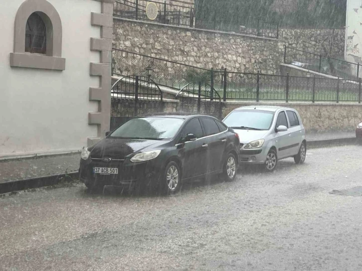 Kastamonu’da dolu ve sağanak yağış hayatı olumsuz etkiledi
