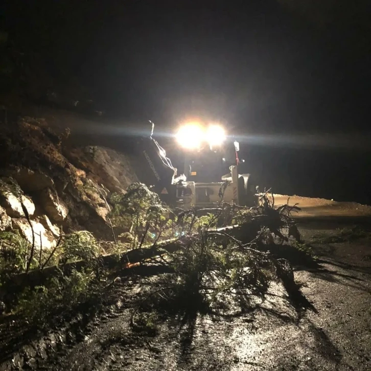 Kastamonu’da heyelan sebebiyle kapanan köy yolu ulaşıma açıldı