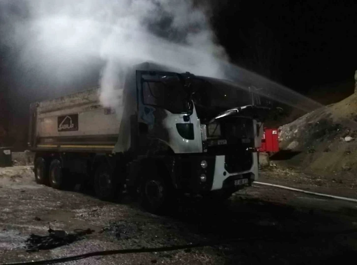 Kastamonu’da motor kısmında yangın çıkan kamyonu itfaiye söndürdü
