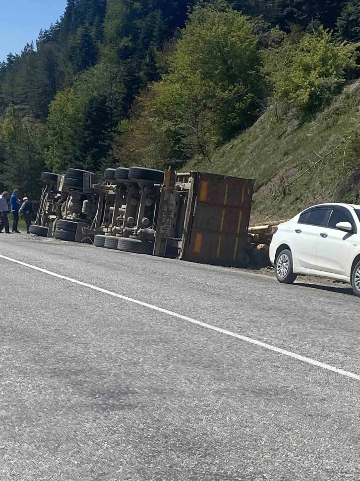 Kastamonu’da tomruk yüklü tır devrildi: 1 yaralı
