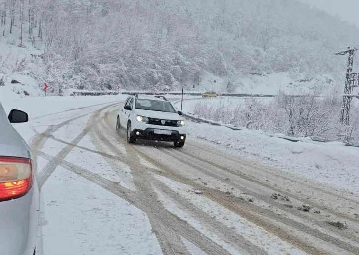 Kastamonu’nun yüksek kesimlerinde yoğun kar yağışı etkili oluyor
