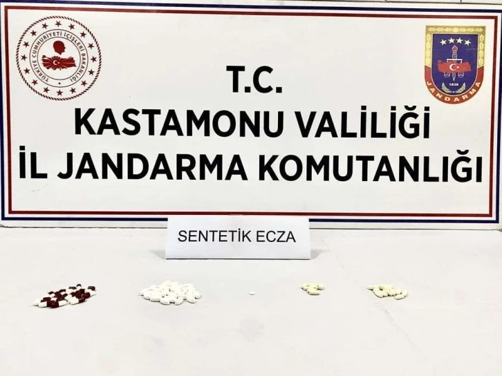 Kastamonu’ya getirdiği uyuşturucu maddeyi piyasa sürmek isteyen iki şahıs gözaltına alındı
