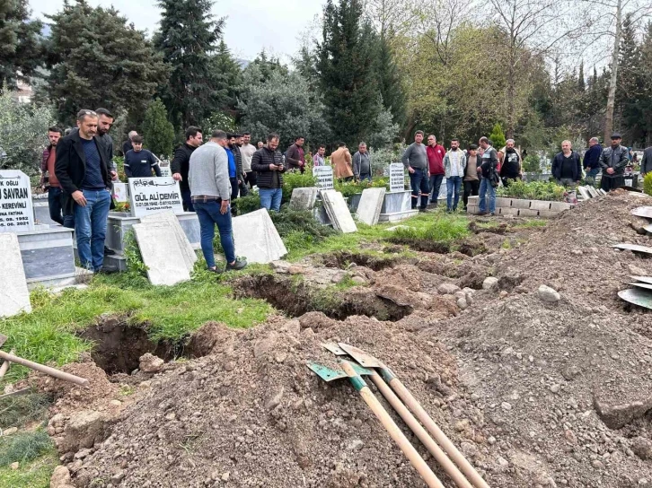 Katliam gibi kazada ölen ailenin defninde yürük burkan görüntü; 1 buçuk yaşındaki Ecrin ve annesi aynı mezara gömüldü
