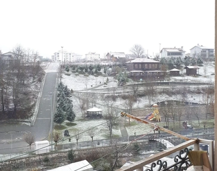 Kavak ilçesine mevsimin ilk karı yağdı
