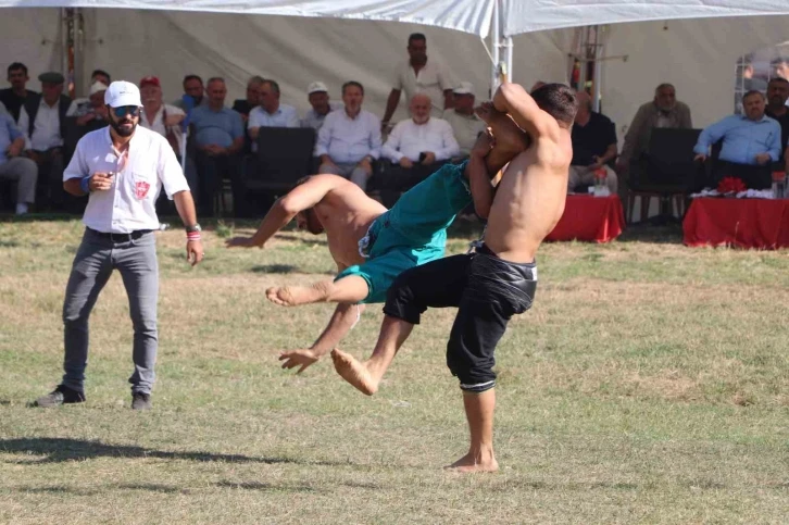 Kavak’ta nefes kesen güreş festivali ve yaz konseri
