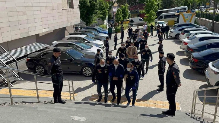 Kavga ettikleri kişiyi bıçaklayarak yaralayan 5 şüpheli adliyeye sevk edildi
