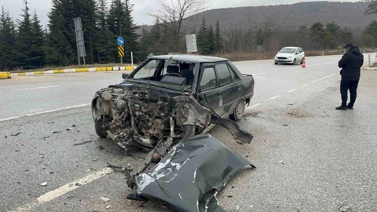 Kavşakta meydana gelen kazada 1 kişi yaralandı, iki araç kullanılmaz hale geldi
