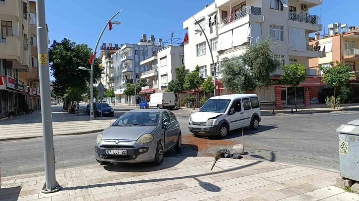 Kavşaktaki kaza ucuz atlatıldı, şiddetli çarpışmada yaralanan olmadı
