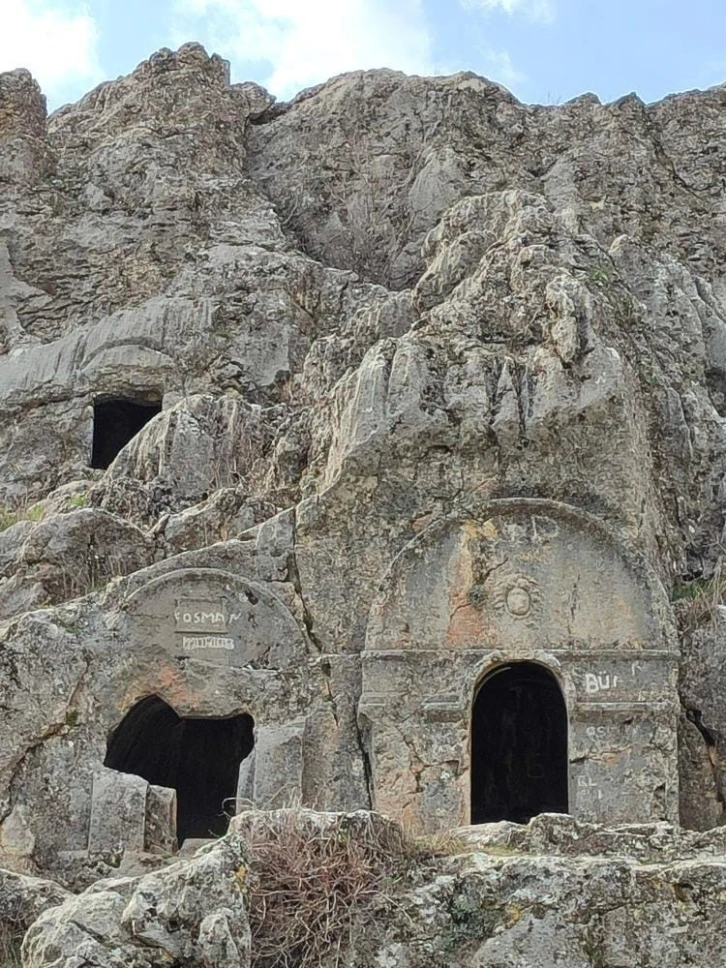 Kaya mezarları doğa severlerin ilgi odağı oldu
