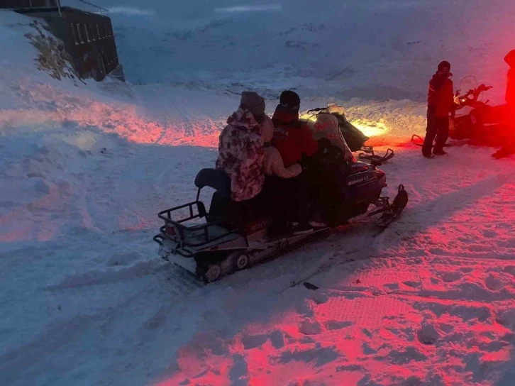 Kayak merkezinde telesiyej arızalandı, mahsur kalan 9 kişi kurtarıldı