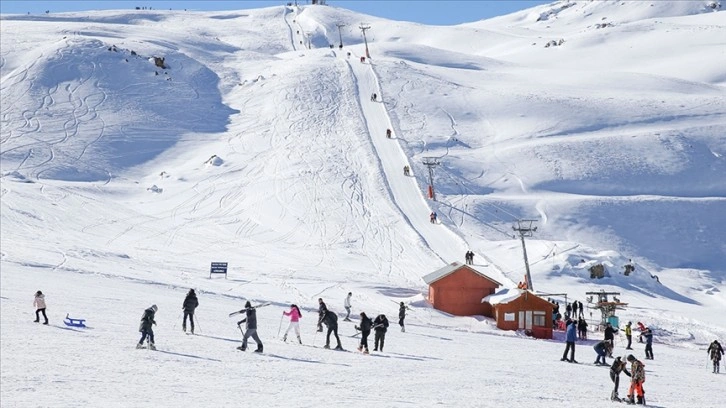 Kayak merkezlerinde en fazla kar kalınlığı 183 santimetreyle Hakkari'de ölçüldü