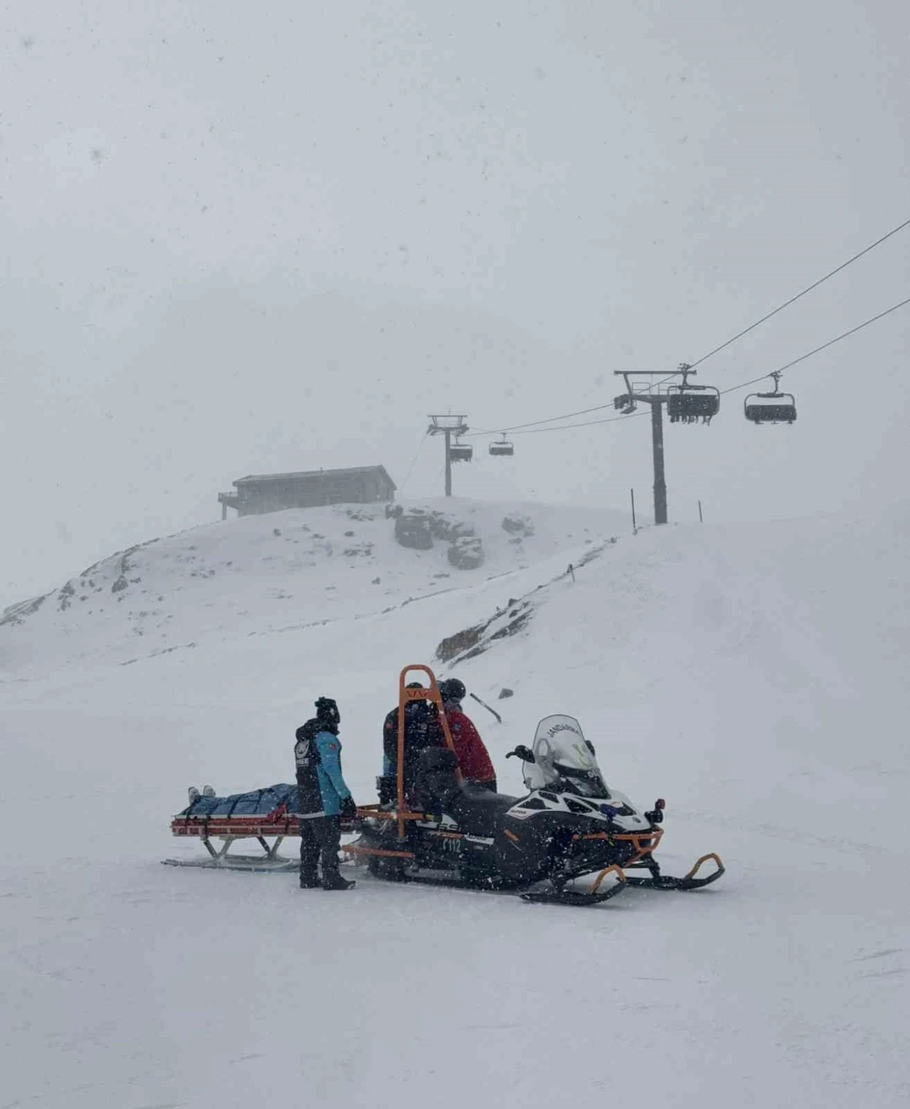 Kayak yaparken yaralanan şahıs ekipler tarafından hastaneye ulaştırıldı
