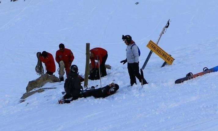 Kayalıklarda mahsur kalan doktor, JAK ekiplerince kurtarıldı
