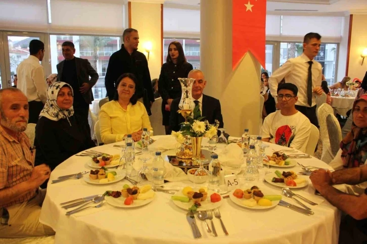 Kaymakam Aksoy depremzedeler ile iftarda buluştu
