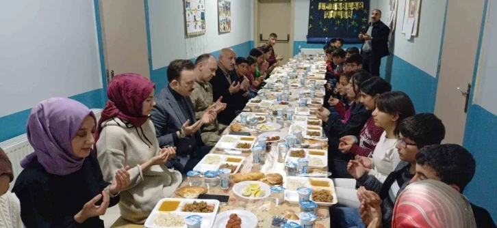 Kaymakam Bayram ve eşi öğrencilerle iftar yaptı
