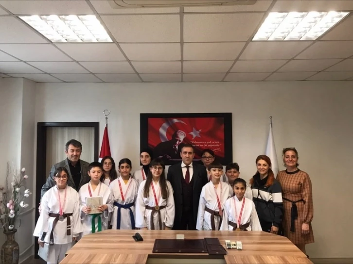 Kaymakam Memiş, şampiyon sporcuları kabul etti
