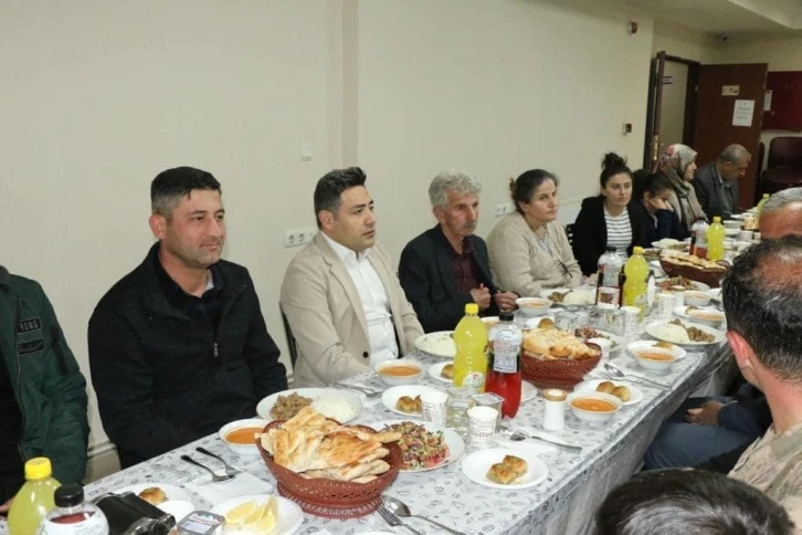 Kaymakam Özçelik depremzede vatandaşlarla iftar yaptı
