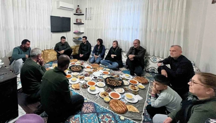 Kaymakam Uçar ve Başkan Uzundemir iftarı Çelik ailesi ile yaptı
