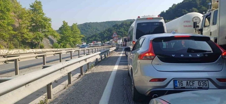 Bursa'da kaza sebebiyle yol kapandı, sınava adaylar yürüyerek gitti