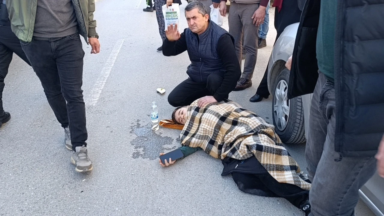 Kaza yapan çocuğa, üşümesin diye işyerinden getirdikleri battaniyeyi örttüler
