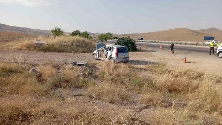 Kaza yapan otomobildeki anne ile çocuğunu ölüm ayırdı
