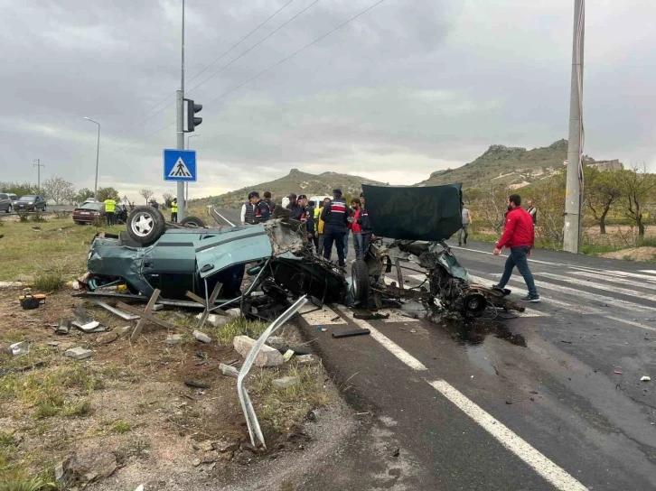 Kaza yapan Tofaş marka otomobil ikiye bölündü
