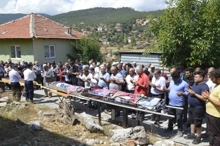 Kazada hayatını kaybeden anne ve çocukları gözyaşları arasında toprağa verildi
