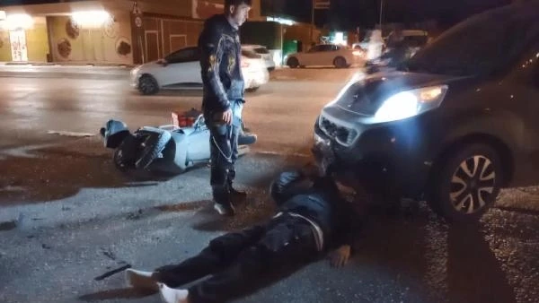 Kazada yaralanan motokurye, ambulansın gelmesini beklerken yakınlarını aradı