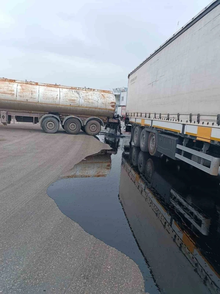 Kazaya karışan tankerin deposu delindi, binlerce litre yağ oluk oluk yollara aktı
