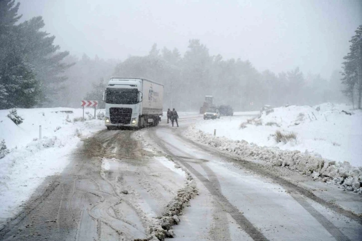 Kazdağları’nda kar yüksekliği yer yer yarım metreye ulaştı, trafik akışı durman noktasına geldi
