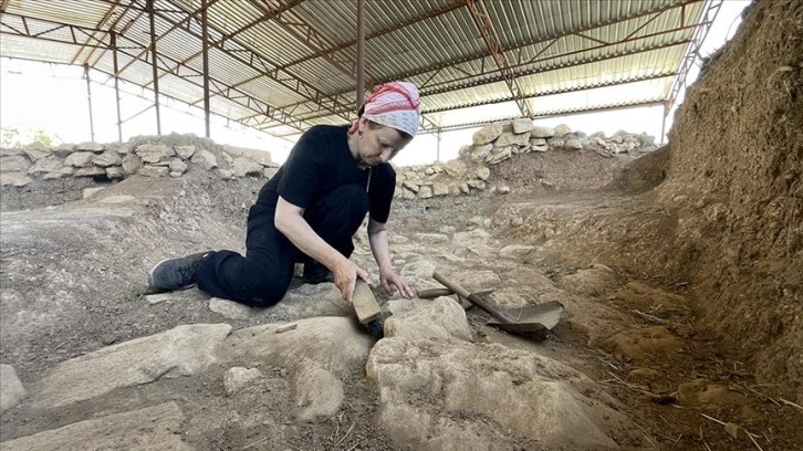 Kazı ekibinin Necibe ablası, gönüllü katıldığı çalışmalar için her gün 140 kilometre katediyor