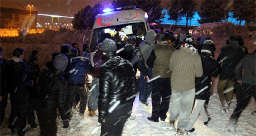 Karabük'te polis aracı, karda kayan öğrencilere çarptı!