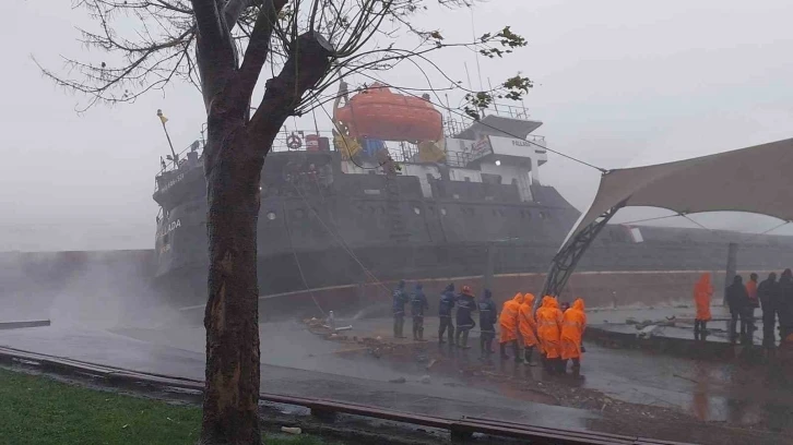 Kdz. Ereğli’de kuru yük gemisi karaya oturdu: 13 mürettebat kurtarıldı
