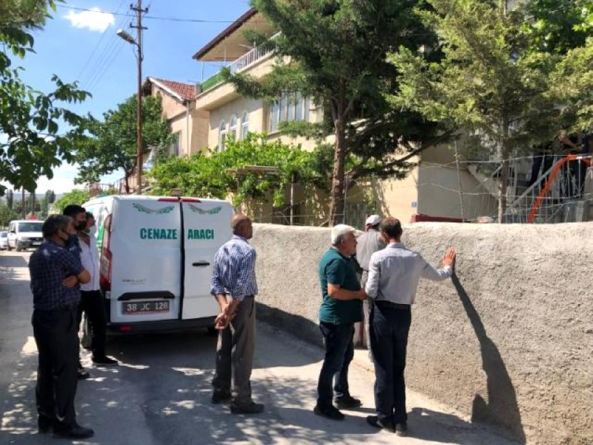 Kendisine baltayla saldıran oğlunu tabancayla vurarak öldürdü