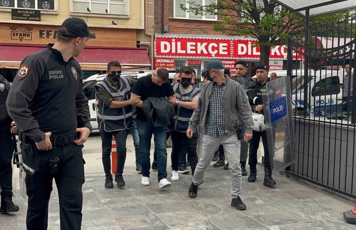 ‘Kelime-i Tevhid’ yazılı bayrakla yürüyen şahsa küfür ve müdahale eden şüpheli adliyeye sevk edildi
