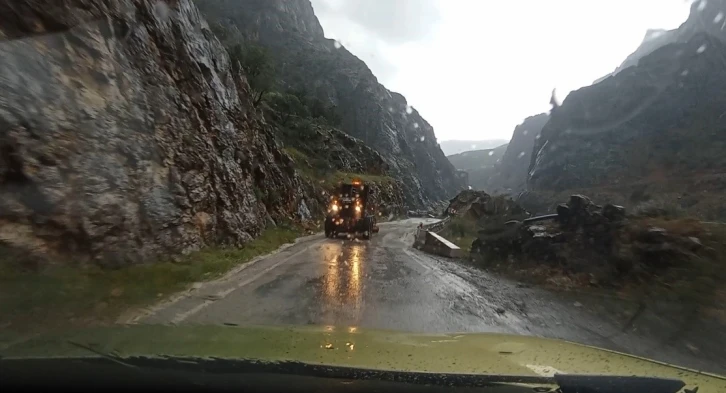 Kemaliye’de sağanak ve dolu yağışı etkili oldu
