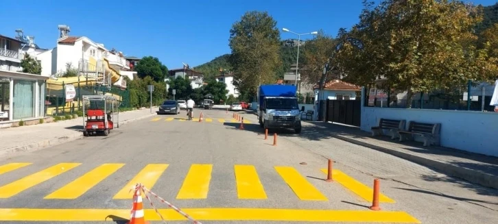 Kemer’de okul yollarındaki yaya geçitleri boyanıyor
