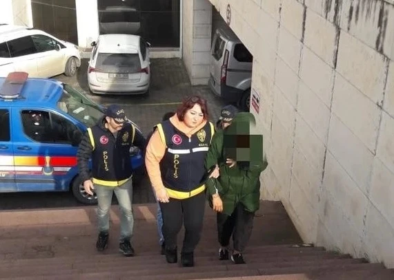 Kendi evi gibi boş olan yazlık eve yerleşenler polise yakalandı