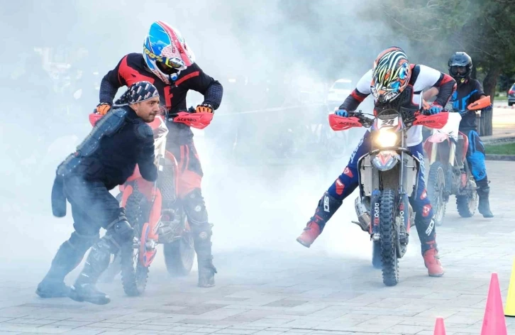 Kentin göbeğinde nefes kesen motocross gösterisi