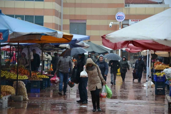 Keşan’da yağmur ve rüzgar hayatı olumsuz etkiledi
