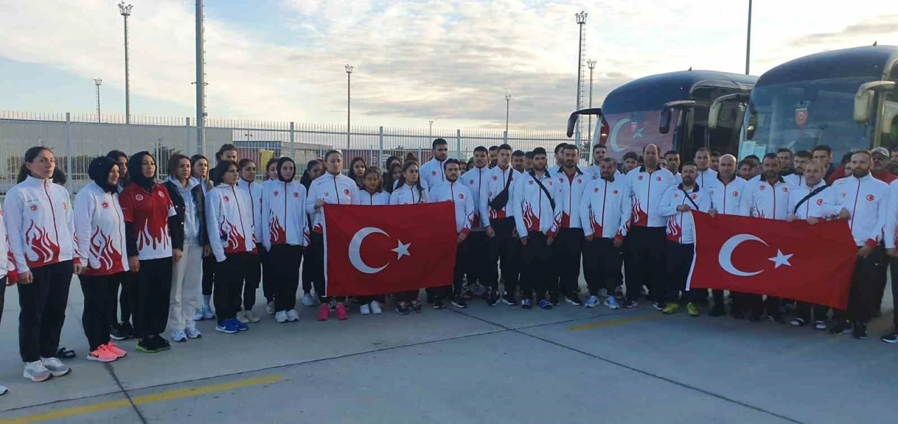 Kick Boks Milli Takımı, sınır kapısında saygı duruşunda bulundu
