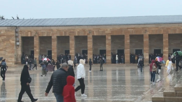 Kılıçdaroğlu, Anıtkabir’e gelen çocuklarla sohbet etti
