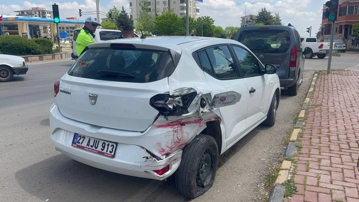 Kilis’te freni patlayan kamyon 3 araca çarparak durabildi
