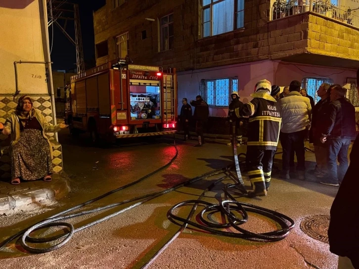 Kilis’te yangın çıkan eve vatandaşlar kovalarla su taşıdı
