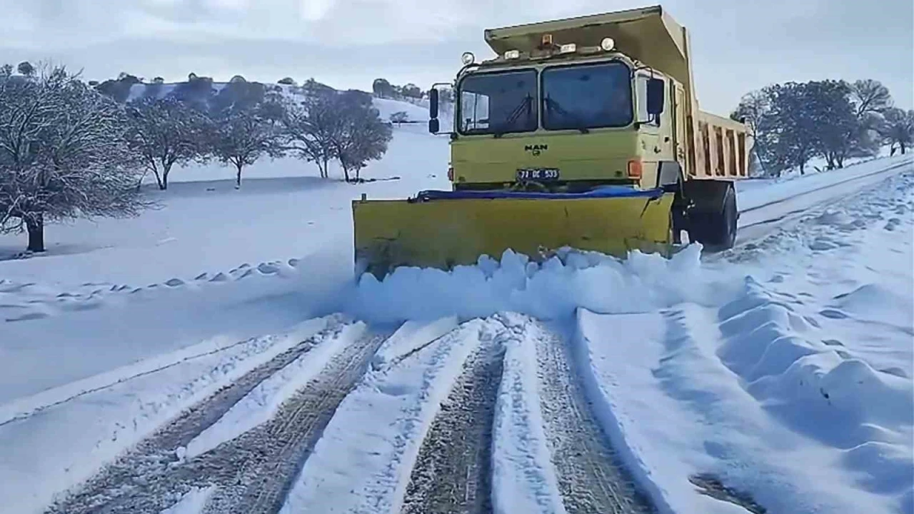 Kırıkkale’de karla mücadele devam ediyor: Kapanan yollar ulaşıma açıldı
