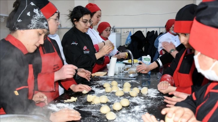 Kırıkkale'de meslek lisesi öğrencileri engelli akranlarıyla yemek yaptı