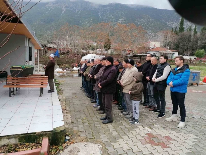 Kırkağaç’ta boğazı kesilerek öldürülen yaşlı kadın toprağa verildi