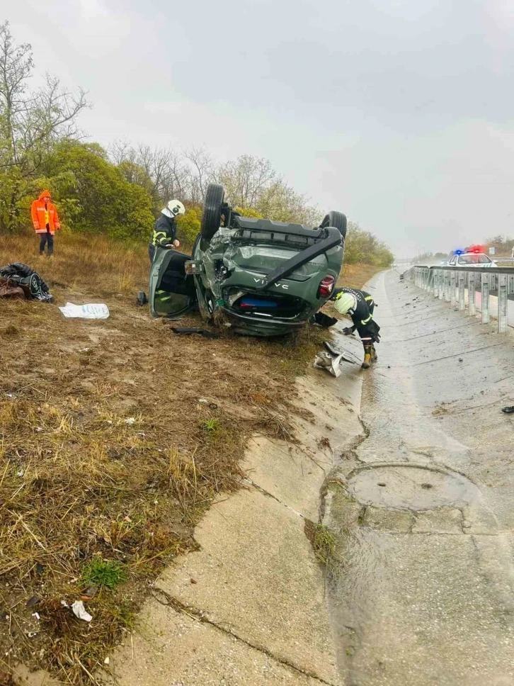 Kırklareli’de otomobil şarampole devrildi: 3 yaralı
